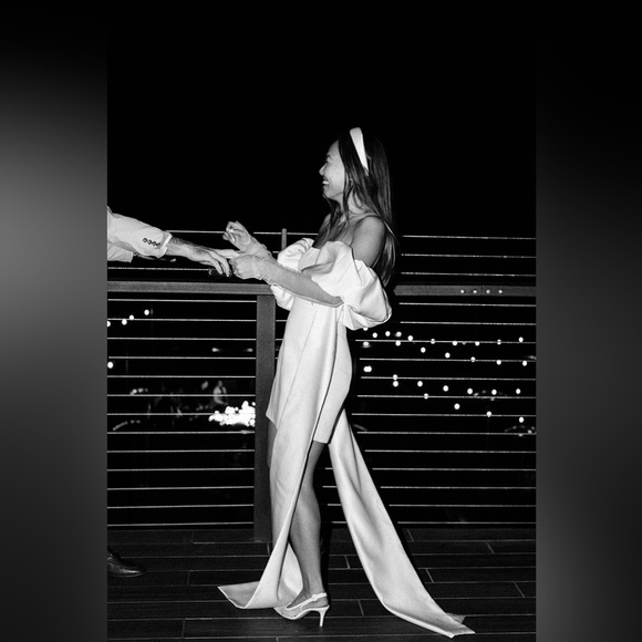 Miscreants Puff Sleeves with Train - Picture 5 of 7